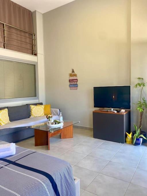 Cozy Apartment Near To The Airport Kouvaras Exterior photo